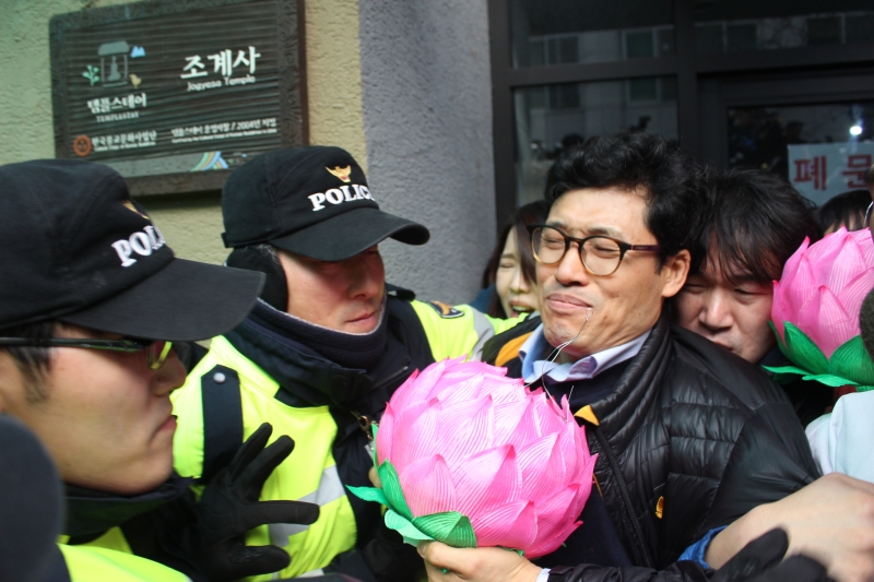 2015.11.12.09_한상균 민주노총위원장, 조계사 피신 (12)